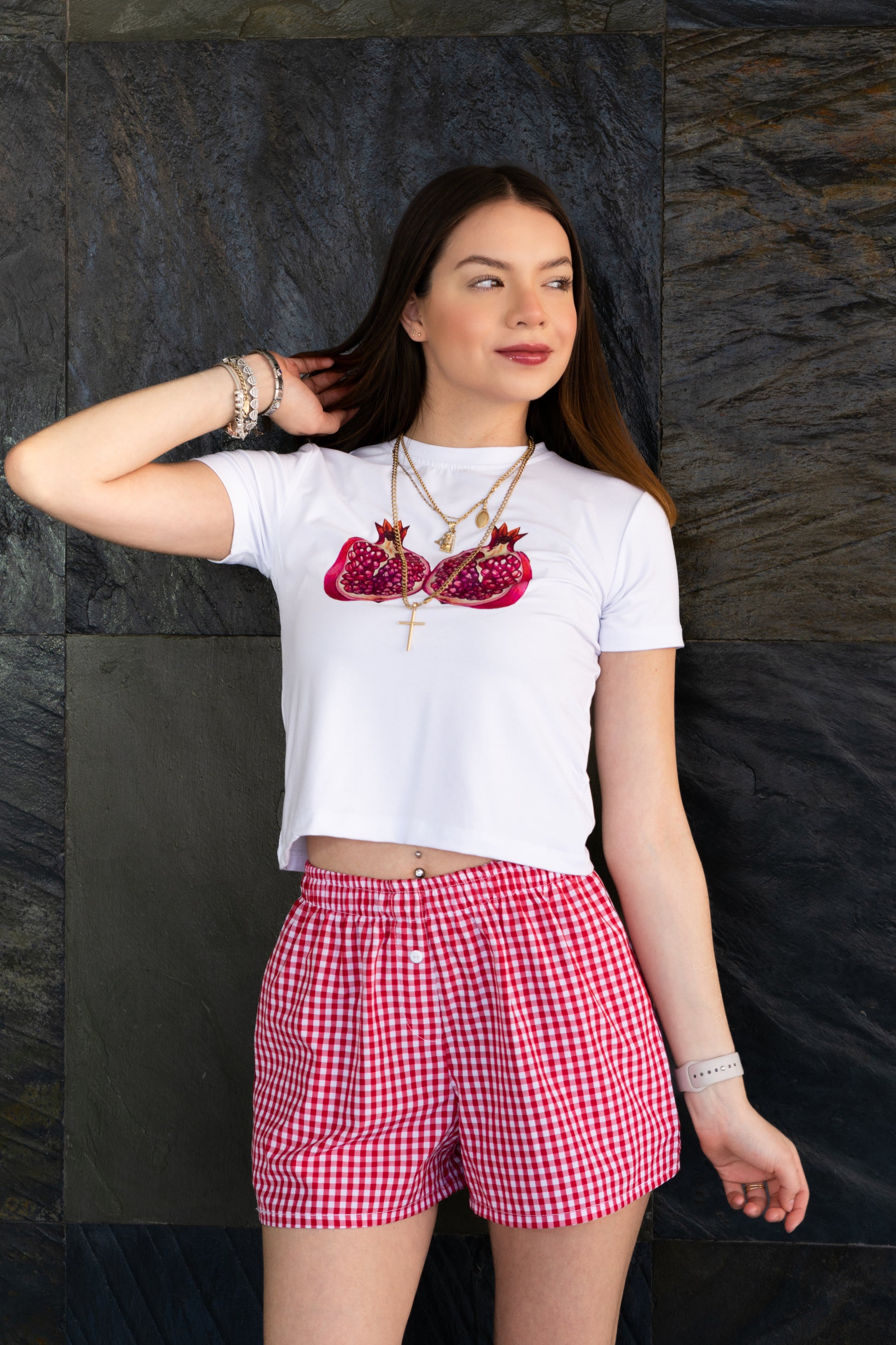 Playera blanca con bordado de granadas
